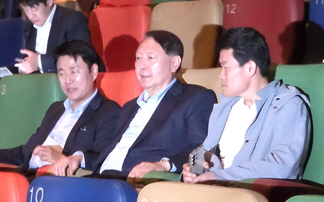 윤석열 전 대통령이 이영돈 PD, 전한길 강사와 함께 지난 5월 21일 메가박스 동대문에서 ‘부정선거, 신의 작품인가’를 관람하기 위해 나란히 앉아 있다. [안정훈 기자]