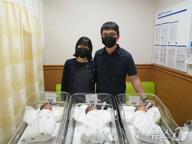 세쌍둥이를 출산한 하나정씨와 그의 남편. [사진 = 분당서울대병원 뉴스1]