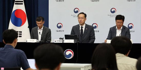 이형일 기획재정부 1차관이 지난 29일 정부세종청사 민원동 브리핑실에서 2025 세제 개편안 상세 브리핑을 하고 있다. 오른쪽부터 조만희 조세총괄정책관, 이 차관, 박금철 세제실장. (사진=연합뉴스)