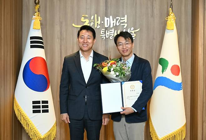 오세훈 서울시장이 1일 초대 서울건강총괄관에 정희원 박사를 위촉했다. /사진=서울시