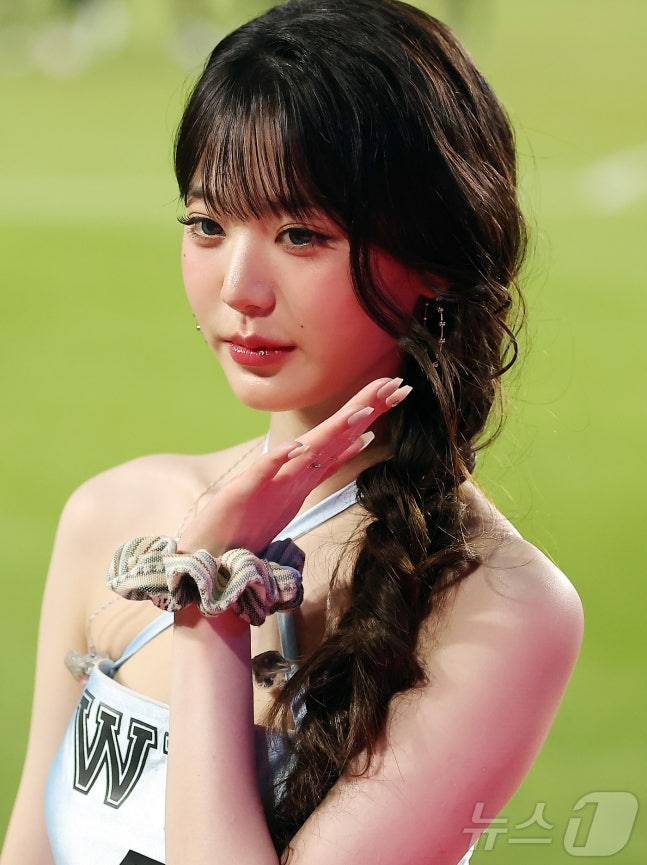 지난달 30일 경기 수원시 팔달구 수원월드컵경기장에서 열리는 쿠팡플레이 시리즈 팀 K리그와 잉글랜드 프리미어리그 뉴캐슬 유나이티드 경기 행사에 참석한 아이브 소속 장원영. /사진=뉴스1