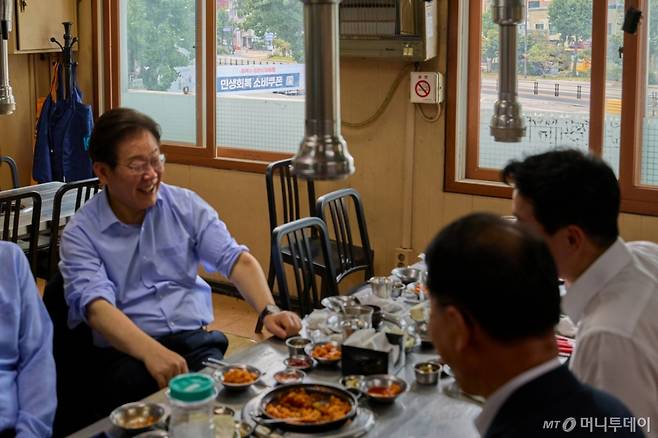 (서울=뉴스1) 이재명 기자 = 이재명 대통령이 지난 31일 서울 용산 대통령실 인근 식당에서 강훈식 비서실장을 비롯한 참모진들과 점식식사를 하고 있다. (이재명 대통령 SNS. 재판매 및 DB금지) 2025.8.1/뉴스1  Copyright (C) 뉴스1. All rights reserved. 무단 전재 및 재배포,  AI학습 이용 금지. /사진=(서울=뉴스1) 이재명 기자