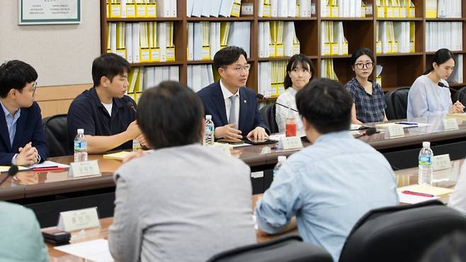 구혁채 과학기술정보통신부 제1차관이 1일 오전 서울 동대문구 경희대학교를 방문해  석·박사 과정생, 박사후연구원, 신임 교원 등 경희대 이공계 청년연구자 10여명으로부터 연구 현장의 고충을 듣고 있다. /사진=과학기술정보통신부