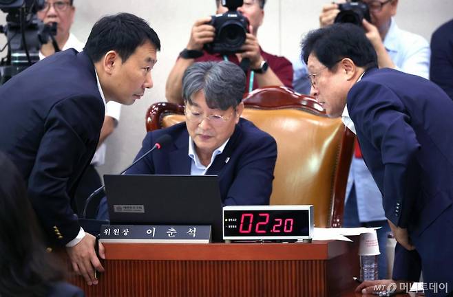 [서울=뉴시스] 김금보 기자 = 박형수(오른쪽) 국회 법제사법위원회 국민의힘 간사와 김용민(왼쪽) 더불어민주당 간사가 1일 서울 여의도 국회에서 열린 법제사법위원회 전체회의에서 의논을 하고 있다. 가운데는 이춘석 위원장. 2025.08.01. kgb@newsis.com /사진=김금보