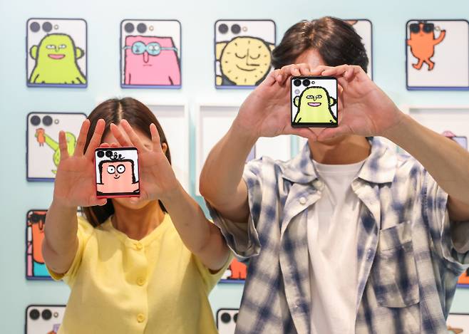 삼성전자가 역대 폴더블폰 가운데 최다 사전판매량인 104만대를 기록한 '갤럭시 Z 폴드7·Z 플립7'의 흥행을 이어가며 1030 젊은 세대를 겨냥한 'Z 플립7 셀피 마케팅'이 뜨거운 반응을 얻고 있다. 사진은 갤럭시 Z폴드7·플립7을 홍모하는 이미지. /사진=김성아 기자