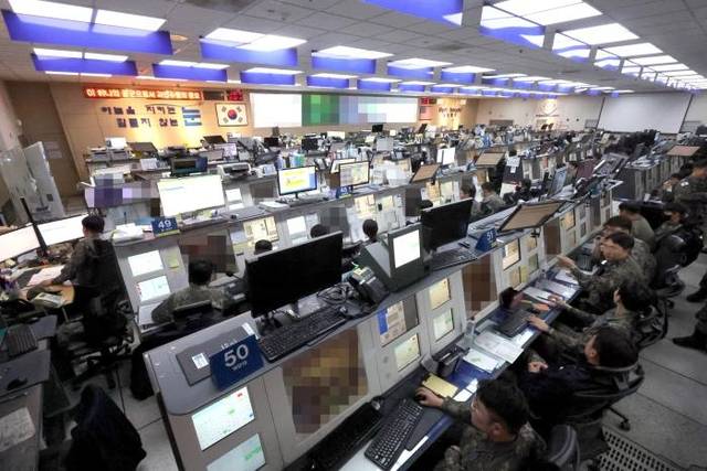공군방공관제사령부 장병들이 오산공군기지 내 중앙방공통제소(1MCRC)에서 수많은 모니터를 바라보며 감시·통제 임무를 수행하고 있다. 공군이 두 곳을 운용 중인 MCRC는 대한민국 영공 방위를 위한 핵심 지휘통제 시스템으로 자리매김했다. 공군 제공