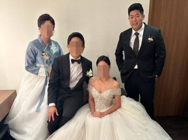 미 이민당국에 구금된 김태흥(오른쪽 첫번째) 씨가 동생의 결혼식에 참석해 찍은 사진. 미주한인봉사교육단체협의회 제공.