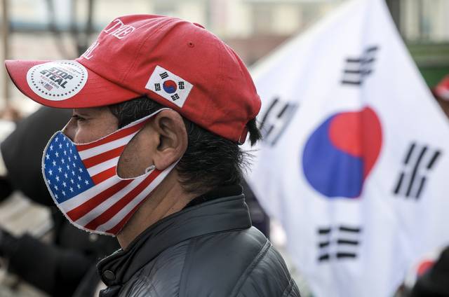 ‘서부지법 난동 사태’ 관련 첫 재판이 열린 지난 3월 10일 서울 마포구 서울서부지방법원 인근에서 열린 서부지법 애국청년들 불법구속 규탄대회에서 참가자들이 피켓을 들고 있다. 기사 내용과 무관. 뉴시스