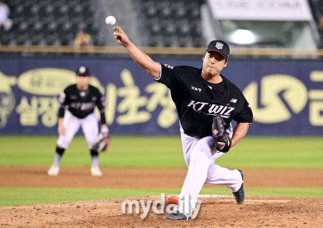 2025년 7월 31일 오후 서울 잠실구장에서 열린 '2025 신한 SOL뱅크 KBO 리그' KT 위즈와 LG 트윈스의 경기. KT 강백호가 8회말 구원등판해 역투하고 있다.