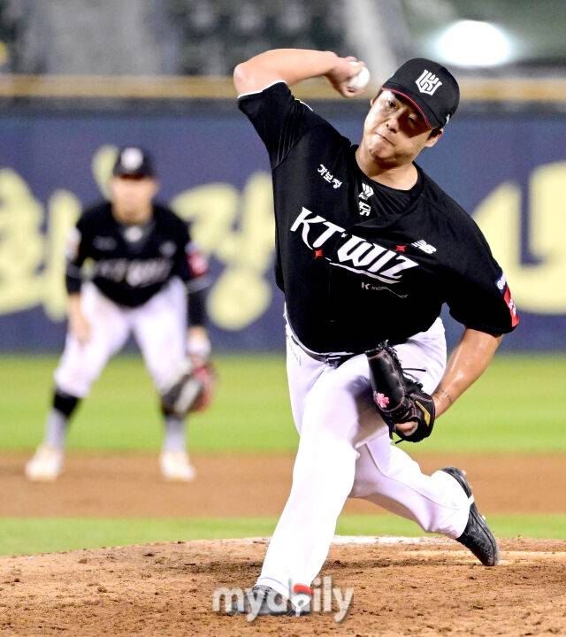 2025년 7월 31일 오후 서울 잠실구장에서 열린 '2025 신한 SOL뱅크 KBO 리그' KT 위즈와 LG 트윈스의 경기.KT 강백호가 8회말 구원등판해 역투하고 있다.