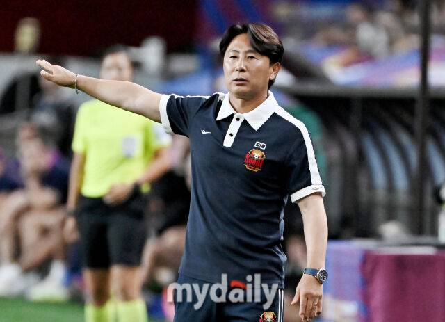 FC서울 김기동 감독이 31일 오후 서울 상암동 서울월드컵경기장에서 진행된 'FC 바르셀로나 2025 아시아투어 에디션' FC바르셀로나와 FC서울의 경기에서 선수들에 지시를 하고 있다./송일섭 기자