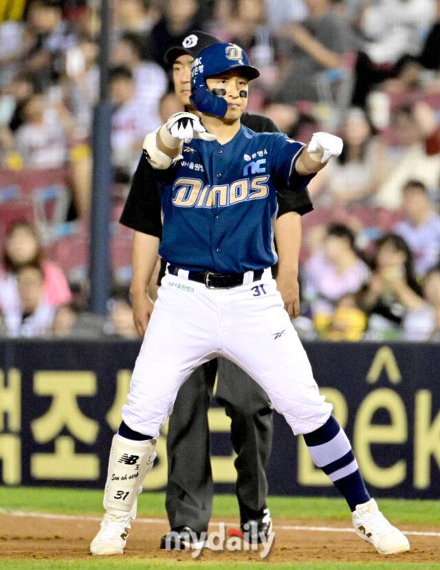 2025년 6월 17일 오후 서울 잠실구장에서 진행된 '2025 신한 SOL뱅크 KBO 리그' NC 다이노스와 LG 트윈스의 경기. NC 손아섭이 8회초 2사 1.2루서 1타점 적시타를 친 뒤 기뻐하고 있다./마이데일리