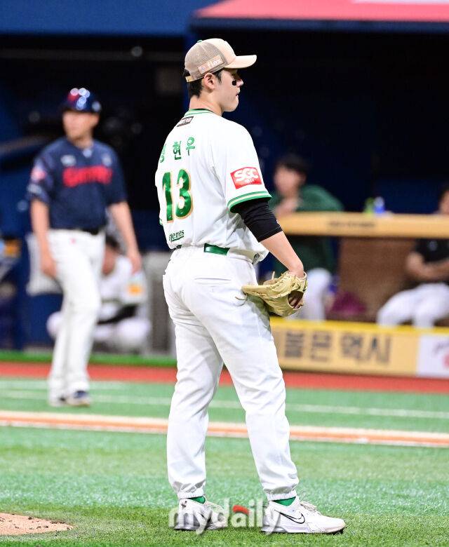 2025년 7월 24일 오후 서울 고척스카이돔에서 열린 '2025 신한 SOL뱅크 KBO 리그' 롯데 자이언츠와 키움 히어로즈의 경기. 키움 선발투수 정현우가 5회초 2사 1.3루서 보크로 실점한 뒤 허탈해하고 있다./마이데일리