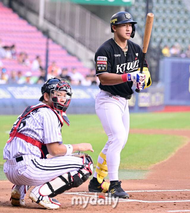 2025년 7월 31일 오후 서울 잠실구장에서 열린 '2025 신한 SOL뱅크 KBO 리그' KT 위즈와 LG 트윈스의 경기. KT 안현민이 1회초 1사 2루서 타석에 들어서고 있다./잠실=유진형 기자