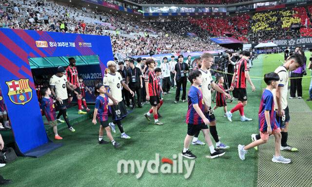 FC Barcelona athletes are entering the stadium at FC Barcelona and FC Seoul at the FC Barcelona 2025 Asia Tour Edition held at the Seoul World Cup Stadium in Sangam -dong, Seoul on the afternoon of 31st.