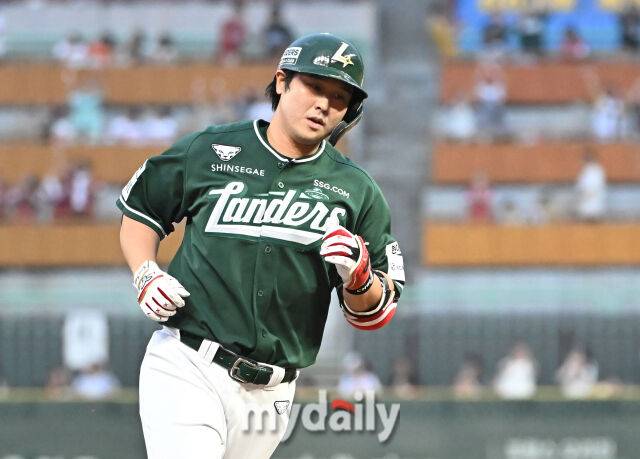 27일 오후 인천광역시 문학동 SSG랜더스필드에서 진행된 '2025 프로야구 KBO리그' SSG랜더스와 한화이글스의 경기. SSG 최정이 3회말 2사 1,2루서 3점 홈런을 터뜨린 뒤 베이스를 돌고 있다./마이데일리