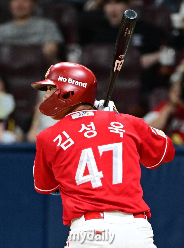 2025년 6월 18일 오후 서울 고척스카이돔에서 열린 '2025 신한 SOL뱅크 KBO 리그' SSG 랜더스와 키움 히어로즈의 경기. SSG 김성욱이 7회초 대타로 나와 타격을 준비하고 있다./마이데일리
