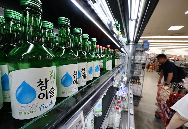 서울 시내의 한 마트에 하이트진로의 소주가 진열돼 있다. [연합]