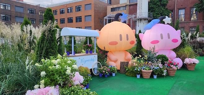 구 충남도청사 중앙정원에 마련된 꿈돌이꿈순이 포토존.