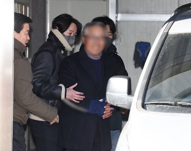 서울서부지법에서 벌어진 폭력 집단난동 사태에 가담한 사랑제일교회 전도사 윤모 씨가 지난 2월 서부지법에서 열리는 구속 전 피의자 심문(영장실질심사) 출석을 위해 서울 마포경찰서를 나서고 있다. [연합]