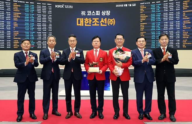 1일 서울 영등포구 한국거래소에서 열린 대한조선 코스피시장 상장기념식에서 관계자들이 상장기념패 전달 후 기념 촬영하고 있다. 왼쪽부터 양태영 한국IR협의회 회장, 윤병운 NH투자증권 대표이사, 정규일 한국거래소 유가증권시장본부장, 왕삼동 대한조선 대표이사, 이석문 대한조선 대표이사, 김성현 KB증권 대표이사, 선우정택 한국상장회사협의회 부회장. 2025.8.1 [한국거래소 제공]