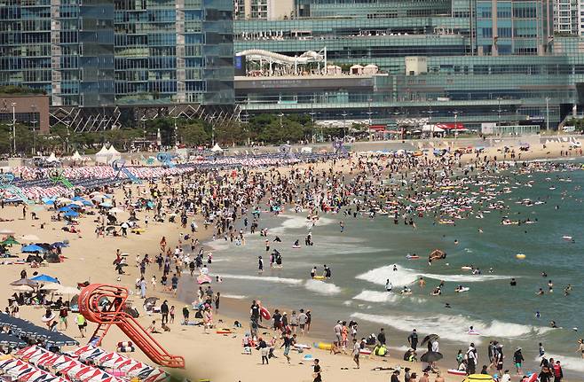 지난달 27일 오후 부산 해운대해수욕장에서 피서객들이 물놀이하며 더위를 식히고 있다.[연합]