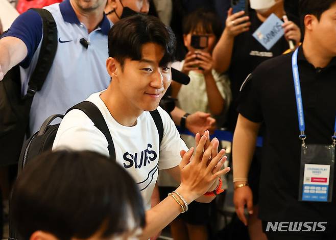 [인천공항=뉴시스] 김근수 기자 = 잉글랜드 프로축구 프리미어리그(EPL) 토트넘 홋스퍼 주장 손흥민이 지난해 7월28일 인천 중구 인천국제공항 제1여객터미널을 통해 입국하고 있다. 토트넘 홋스퍼는 오는 31일과 8월 3일 서울월드컵경기장에서 '팀 K리그'와 '바이에른 뮌헨'과 '쿠팡플레이 시리즈' 경기를 치를 예정이다. 2024.07.28. ks@newsis.com