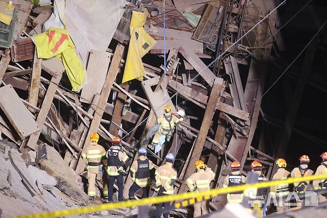 [광명=뉴시스] 지난 4월 12일 오전 4시27분 경기소방재난본부가 광명시 일직동 신안산선 공사장 붕괴 현장에서 고립됐던 근로자를 구조하고 있다. 전날 오후 3시13분 붕괴 사고가 발생한 지 13시간14분 만이다.(사진=광명시 제공)2025.04.11.photo@newsis.com