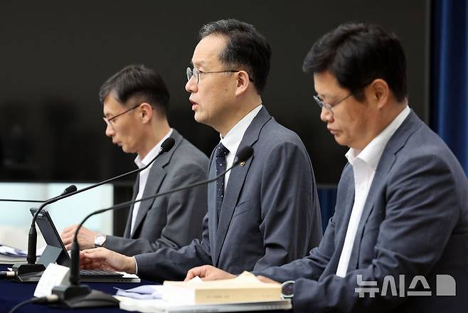 [세종=뉴시스] 강종민 기자 = 이형일 기획재정부 1차관이 지난 29일 세종시 정부세종청사에서 2025년 세제개편안을 발표하고 있다. 2025.07.31. ppkjm@newsis.com