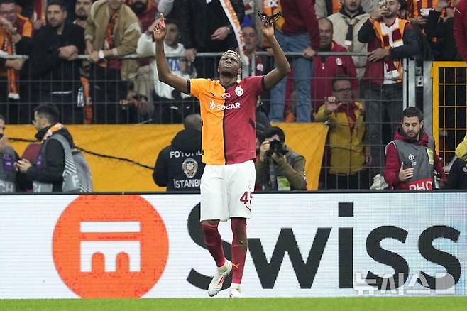 [이스탄불=AP/뉴시스] 갈라타사라이(튀르키예)의 빅터 오시멘이 7일(현지시각)  튀르키예 이스탄불의 알리 사미 옌 스포르 콤플렉시에서 열린 2024-25시즌 유럽축구연맹(UEFA) 유로파리그(UEL) 리그 페이즈 4차전 토트넘 홋스퍼와 경기 전반 31분 팀의 두 번째 골을 넣고 세리머니하고 있다. 오시멘은 멀티 골을 기록하며 팀의 3-2 승리를 이끌었다. 2024.11.08.