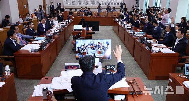 [서울=뉴시스] 김금보 기자 = 1일 서울 여의도 국회에서 열린 법제사법위원회 전체회의에서 '노란봉투법(노동조합 및 노동관계조정법 일부개정법률안)'이 더불어민주당 주도 거수 표결로 통과되고 있다. 2025.08.01. kgb@newsis.com