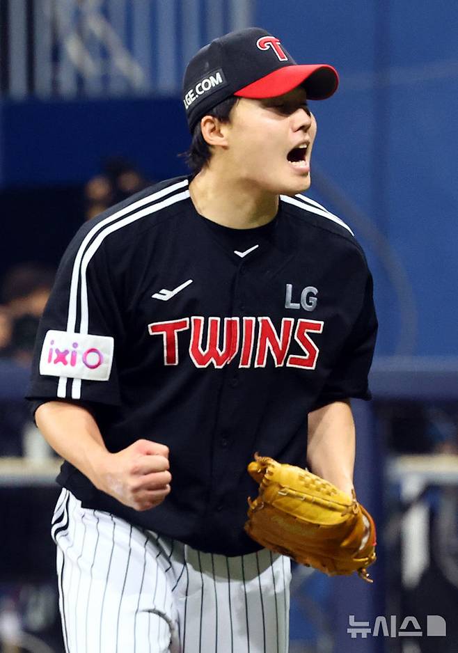 [서울=뉴시스] 박주성 기자 = 10일 오후 서울 구로구 고척스카이돔에서 열린 프로야구 2025 KBO리그 LG 트윈스 대 키움 히어로즈의 경기, 6회말 투아웃 주자 1, 3루에서 LG 선발 임찬규가 키움 박주홍을 삼진 아웃 시키고 환호하고 있다.  2025.04.10. park7691@newsis.com