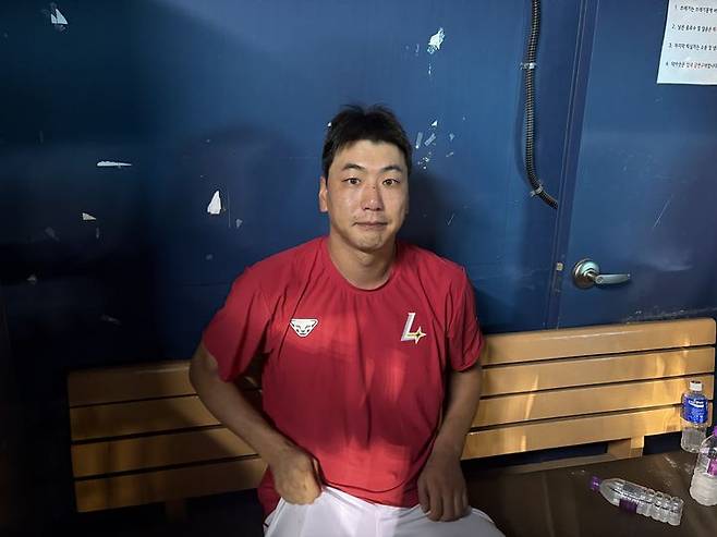 [서울=뉴시스] 신유림 기자 = 프로야구 SSG 랜더스의 토종 에이스 김광현이 1일 잠실구장에서 펼쳐진 2025 신한 쏠뱅크 KBO리그 두산 베어스와의 경기에 선발 등판해 6이닝 4피안타 5탈삼진 2실점 호투를 펼친 뒤 더그아웃에서 취재진과 수훈 인터뷰에 임하고 있다. 2025.08.01. spicy@newsis.com   *재판매 및 DB 금지