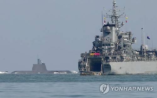 해군 상륙함 향로봉함 [연합뉴스 자료사진]