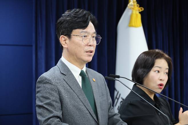 김영훈 고용노동부 장관이 지난 29일 서울 종로구 정부서울청사에서 노동조합 및 노동관계조정법 개정안(노란봉투법) 관련 브리핑을 하고 있다. 연합뉴스