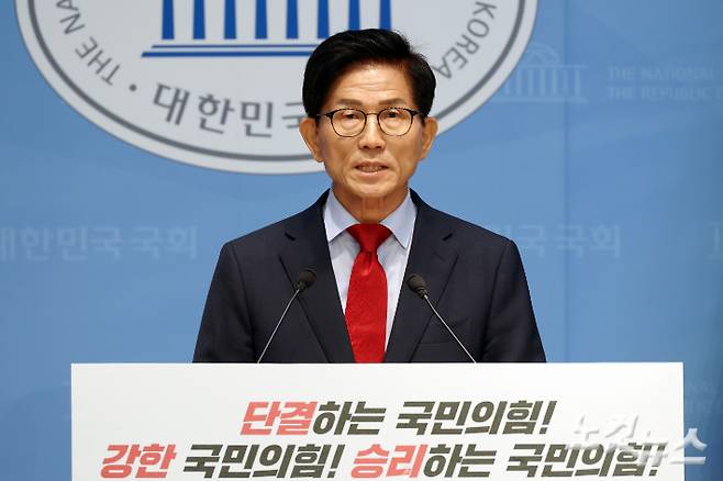 국민의힘 김문수 당대표 후보가 7월 31일 서울 여의도 국회 소통관에서 기자회견을 열고 비전·공약을 발표하고 있다. 윤창원 기자