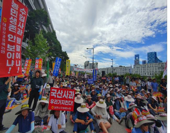 전국의 사과 농가 농민들이 31일 오후 세종 정부청사 앞에서 미국산 사과 수입을 반대하는 대규모 집회를 개최했다. 한국사과연합회 제공