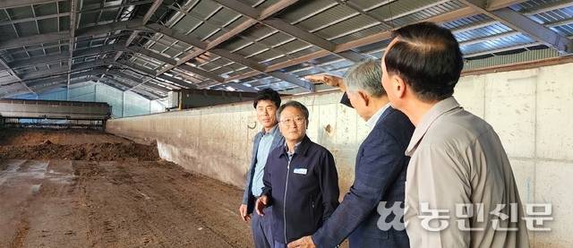 7월28일 김주락 경북 서포항농협 조합장(왼쪽부터), 강선욱 경남 함양농협 조합장, 이도길 경북 경산 용성농협 조합장이 함양농협 농축순환자원화센터 내 교반시설을 둘러보고 있다.