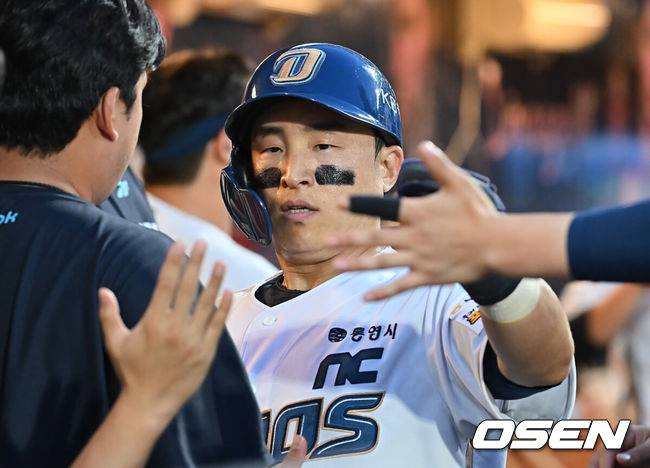 [OSEN=창원, 이석우 기자] NC 손아섭이 5회말 2사 1,2루 김주원의 우익수 앞 1타점 안타때 득점을 올리고 하이파이브를 하고 있다. 2025.07.05 / foto0307@osen.co.kr