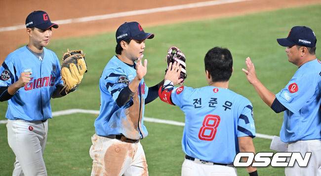 [OSEN=부산, 이석우 기자] 31일 부산 사직야구장에서 2025 신한 SOL 뱅크 KBO 리그 롯데 자이언츠와 NC 다이노스의 경기가 열렸다. 홈팀 롯데는 데이비슨이, 방문팀 NC는 김녹원이 선발 출전했다.롯데 자이언츠 손호영이 6회초 2사 만루 NC 다이노스 권희동의 3루 직선타를 잡아 아웃시키고 하이파이브를 하고 있다. 2025.07.31 / foto0307@osen.co.kr