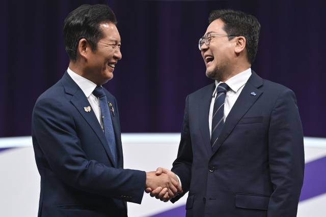 ▲더불어민주당 정청래(왼쪽) · 박찬대 당대표 후보들이 지난달 29일 오후 서울 마포구 MBC에서 열린 TV토론회에 참석해 기념촬영을 하고 있다. ⓒ연합뉴스