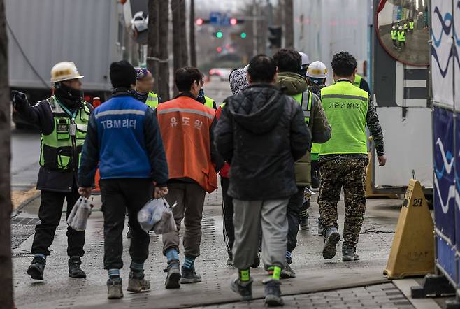 공사 현장으로 향하는 건설노동자들. 임금 체불이 반복되는 가운데, 건설업계 특유의 다단계 하도급 구조와 불안정한 고용 환경이 근본 원인으로 지적된다. 뉴시스