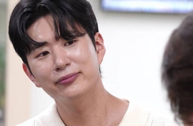회사에서 모친 박진숙을 만나자 당황스러움을 숨기지 못하는 김진웅 아나운서. KBS
