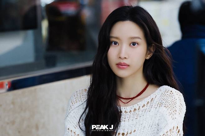문가영 특유의 감성이 담긴 '서초동 스타일링'이 화제다. 피크제이 엔터테인먼트 제공