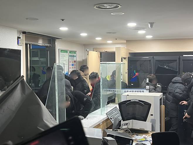 지난 1월19일 새벽 윤석열 전 대통령에 대한 구속영장이 발부되자 서울 서부지법에 지지자들이 진입해 난동을 부리고 있다. 뉴스1