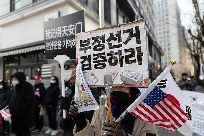 ‘서부지법 난동 사태’&nbsp;가담자들의 첫 재판일인 지난 3월10일 서울 마포구 서울지방법원 인근에서 ‘서부지법 사태 가담자들 구속 규탄대회’가 열리고 있다. 뉴스1
