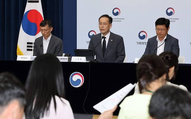 이형일 기획재정부 1차관이 지난 29일 정부세종청사 민원동 브리핑실에서 2025 세제개편안 상세 브리핑을 하고 있다. 왼쪽부터 박금철 세제실장, 이 차관, 조만희 조세총괄정책관. 세종 연합뉴스