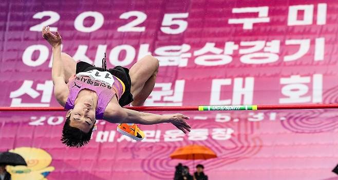 우상혁(28·용인시청)이 22일 경북 구미시민운동장에서 열린 2025 구미 아시아육상경기선수권대회 최종 선발전에서 2m15 1차시기 점프에 성공하고 있다. 2025.4.22. 연합뉴스