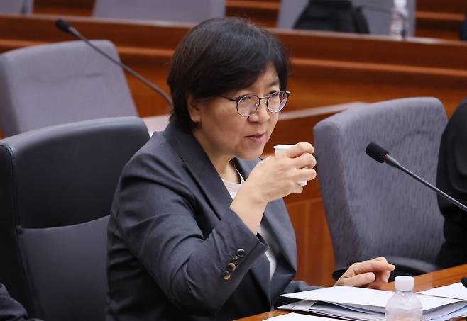 정은경 보건복지부 장관이 1일 서울 종로구 정부서울청사 별관에서 열린 제5차 국민연금기금운용위원회에서 물을 마시고 있다. 연합뉴스