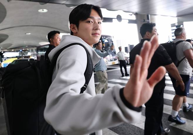토트넘  양민혁이 1일 쿠팡플레이 시리즈에 참가하기 위해 인천국제공항 제1터미널로 입국하고 있다. 뉴스1